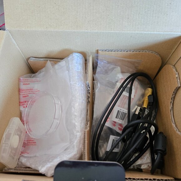 Canon EOS Rebel XSi Digital DSLR Camera Kit + Additional Accessories - Picture 5 of 10